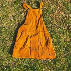 Pockets and adjustable straps.